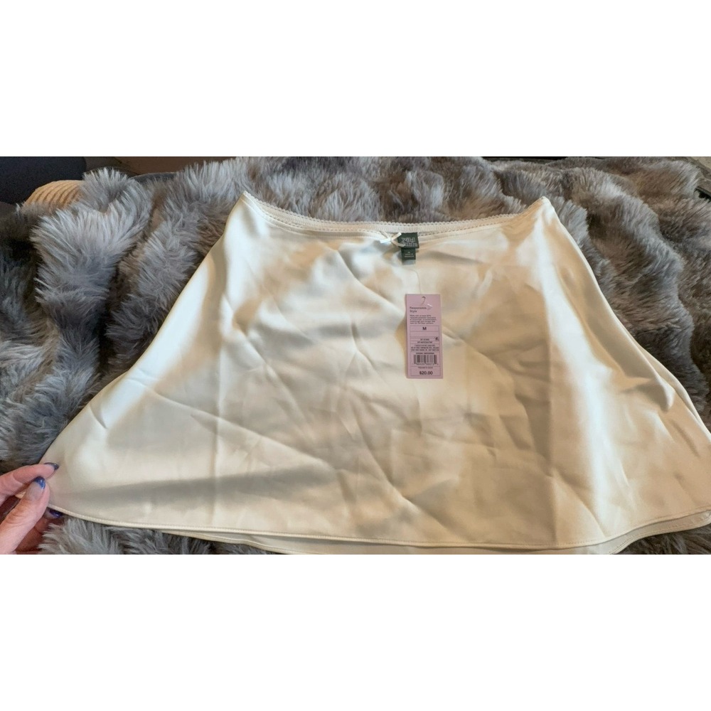 Women's size MEDIUM Wild Fable cream satinY skirt. NWT.